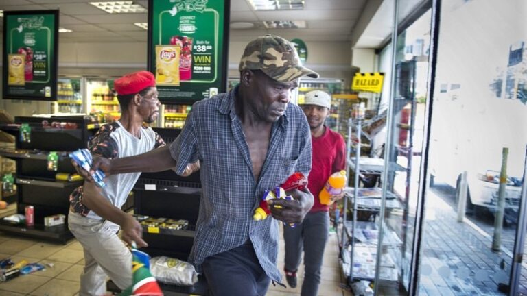 Drama in Nairobi after thieves return stolen goods from a supermarket.