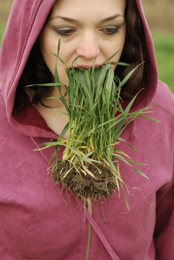 Woman in Cape Town eats grass after scamming me in fake gold deal until her family refunded R1,869,000 Woman in Cape Town eats grass after scamming me in fake gold deal until her family refunded R1,869,000