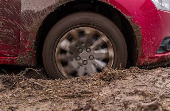 Drama as thieves get stuck and ran mad while trying to steal a car in Chirundu.