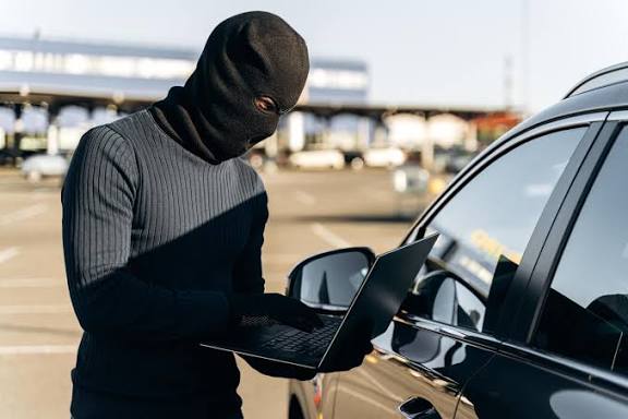 Thieves who tried to steal a vehicle are left with nothing to do but to wait for the police after they got stuck in unmovable car they ploted to steal.